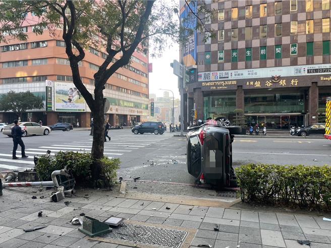 今日早晨8点半时，警方接获车祸通报，到场发现被撞飞的电箱及一台翻覆的自小客车。（高市新兴分局提供／杨舒婷高雄传真）