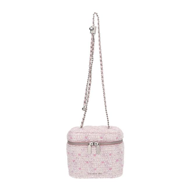 CHARLES & KEITH Nezu 爱心拉炼小方包，2590元(粉红)。（CHARLES & KEITH提供）