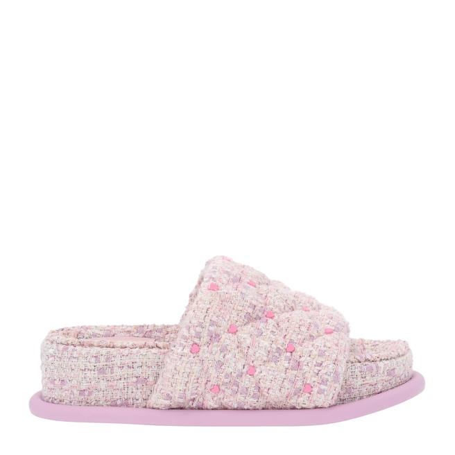 CHARLES & KEITH Dahlia 爱心厚底拖鞋，2190元(粉红)。（CHARLES & KEITH提供）