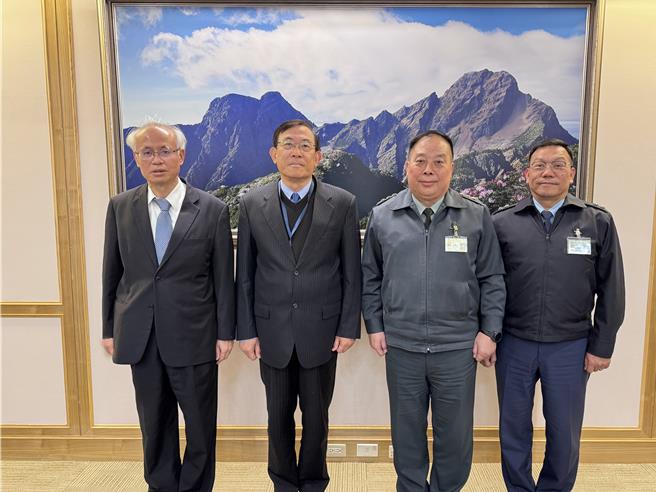 台高檢檢察長張斗輝、檢察總長邢泰釗、國防部副部長徐衍璞上將、國防部法律事務司司長沈世偉中將(由左自右)(最高檢提供)