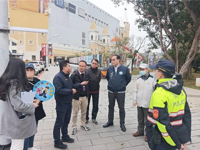 芦竹警分局27日邀集公路主管机关、各大卖场及五福宫委员等业者代表进行现地会勘，商讨交通疏导措施。（芦竹警分局提供／陈梦茹桃园传真）