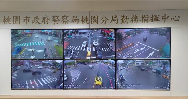 桃园警分局勤务指挥中心设置即时路况电视墙，可随时掌握交通状况，机动调度警力进行疏导。（桃园警分局提供／陈梦茹桃园传真）