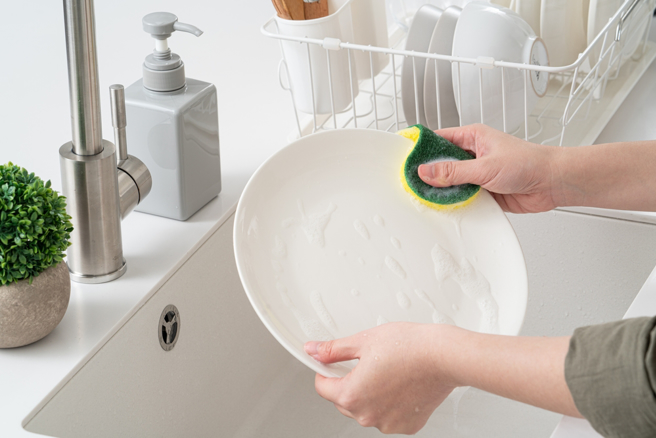 3M公司表示，菜瓜布黃色海綿那一面主要是幫助起泡，如果用這面洗碗，清潔力較弱。（圖：shutterstock／達志）