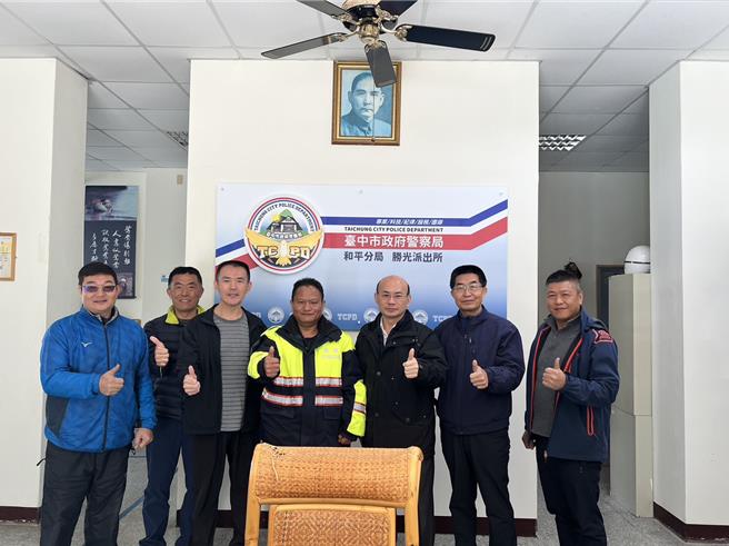 台中市警局新局徽诞生，搭配浅蓝色渐层基底背板，并以国旗之红蓝白三原色，辅以缎带舞动，令大眾耳目一新。（台中市警局提供／王煌忠台中传真）