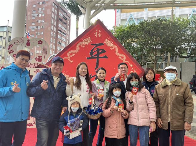 ，桃园市龟山区公所举行「2024龙耀龟山 贺新年」名家挥毫赠春联活动并结合年货市集。（陈梦茹摄）