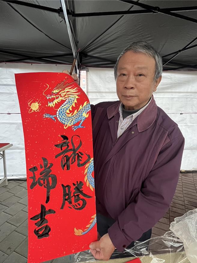 画家陈文雄过去是名「黑手」，他说今年为龙年，多数春联的发挥都会紧扣龙的主题。（陈梦茹摄）