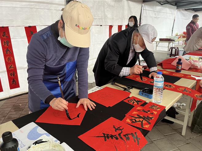 「2024龙耀龟山 贺新年」名家挥毫赠春联活动这次邀请到许多书法名家。（陈梦茹摄）