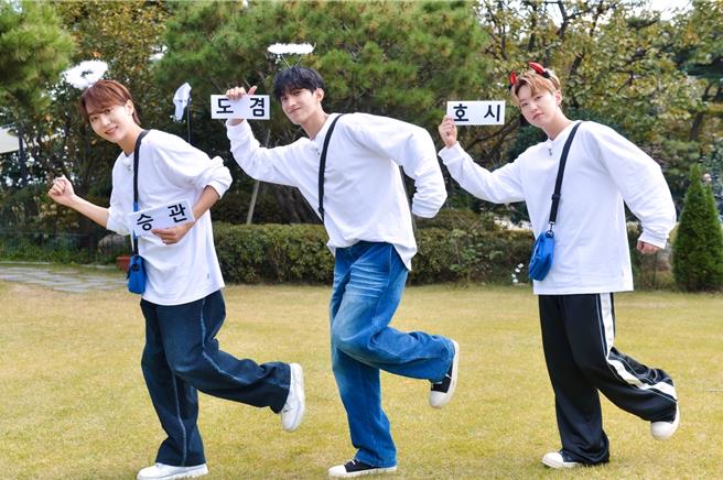 SEVENTEEN小分队BSS（夫硕顺）成员胜寛（左起）、DK、Hoshi一同上《RM》宣传回归。（中天综合台提供）