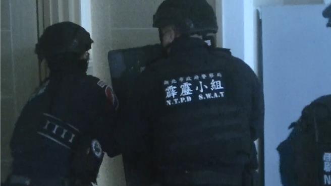 警方破门攻坚。（新北市警察局提供）