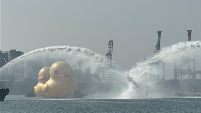 荷兰艺术家霍夫曼所创作的2只黄色小鸭今（27）日早上在「水门礼」高规格迎接下，重返高雄爱河湾。（柯宗纬摄）