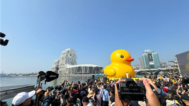 荷兰艺术家霍夫曼所创作的2只黄色小鸭今（27）日早上在「水门礼」高规格迎接下，重返高雄爱河湾。（柯宗纬摄）