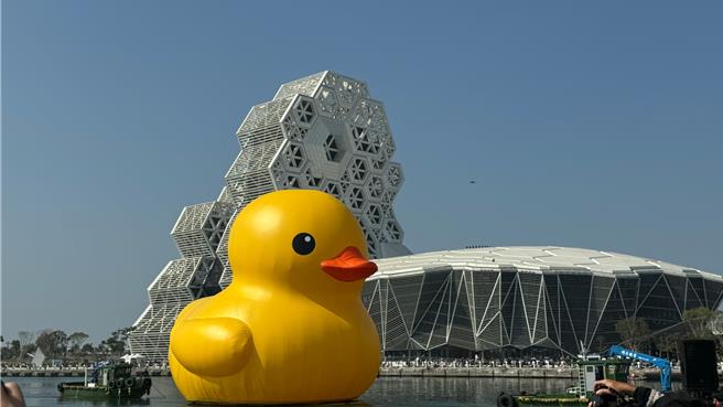 荷兰艺术家霍夫曼所创作的2只黄色小鸭今（27）日早上在「水门礼」高规格迎接下，重返高雄爱河湾。（柯宗纬摄）