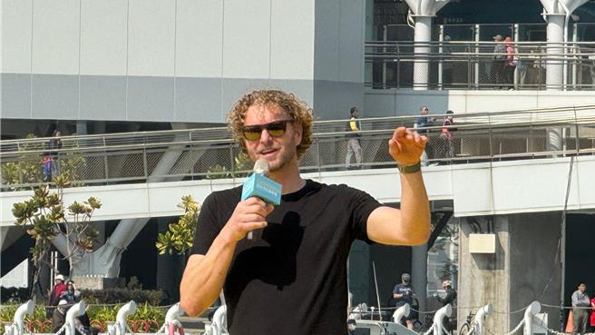 霍夫曼表示，这次有2只黄色小鸭，是有感于经过疫情，无论发生再多困难、变数，「我们都要同心协力聚集在一起，double duck！double luck！（双倍幸运）」。（柯宗纬摄）