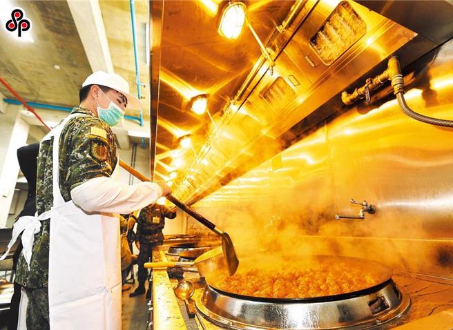 财政部近期修正营利事业所得税查核准则，将伙食费免列入员工薪资所得额度，从每人每月2400元调增为3000元。（报系资料照）