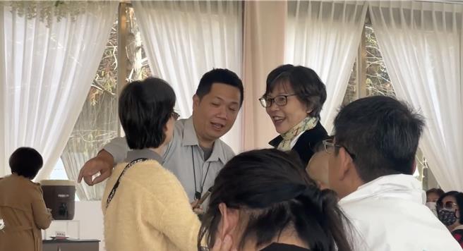 蔡壁如表示中部比较温暖，围巾围比较小条，至于被问到今天有没有想跟柯说什么，她说「加油吧」。（吴建辉摄）