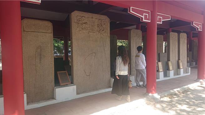 台南市大南门62块碑林石，最久有89年歷史，26日晚间遭人发现几乎每块表面都被泼撒不明溶液。（程炳璋摄）