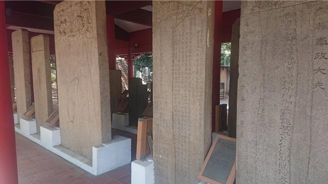 大南门石碑林表面出现有色差的水痕，台南市文化局27日向警方报案，警方正追查1名可疑妇人。（程炳璋摄）