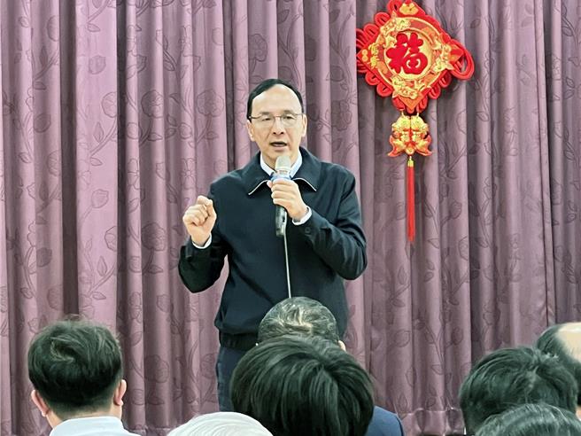 国民党主席朱立伦27日在台南市谢票时，针对近期南部县市党部主委将更换一事，强调国民党未来将内造化，由党内公职人员负责党务工作，预计过年后将让各地公职担任主委，全力备战下届县市长选举。（洪荣志摄）