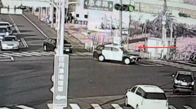 妇人抱着儿子急衝新营分局盐水分驻所求助，员警见状，赶紧开车警车（红箭头处）鸣笛开道，迅速将男童抵达柳营奇美医院治疗。（读者提供／张毓翎台南传真）