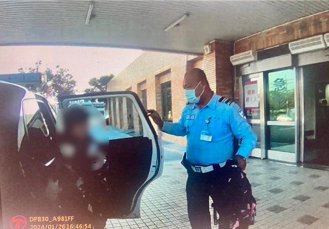 男童抵达柳营奇美医院治疗，经医生及时处置后，男童状况稳定。（读者提供／张毓翎台南传真）