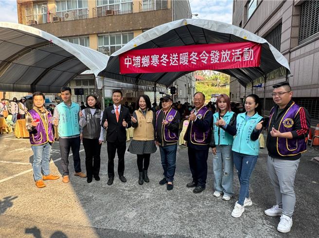 中埔乡长李碧云结合公益团体及善心人士今天办寒冬送暖。（廖素慧摄）