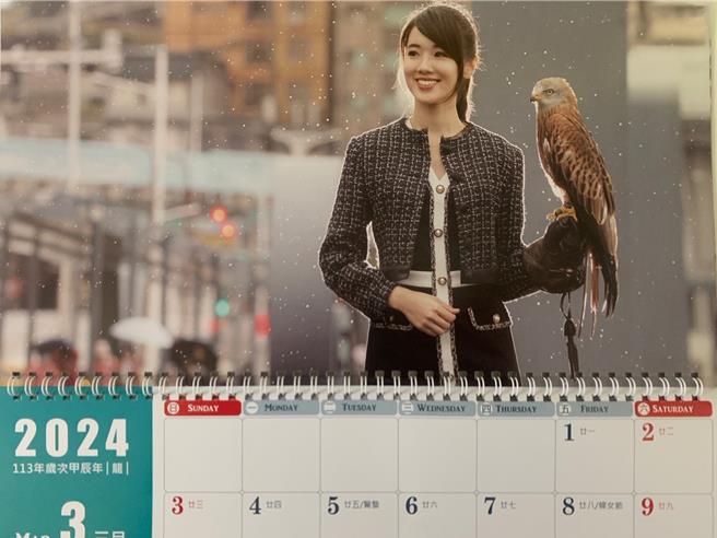 外形亮丽的基隆市议员许睿慈为行销基隆及挹注资源给独居长者及弱势妇幼，今年与猛禽们合照拍年历，被说是「美女与野兽」的组合，民眾只要捐299元给「基隆市高龄长者曁妇幼关怀协会」就能换限量年历。（徐佑升摄）