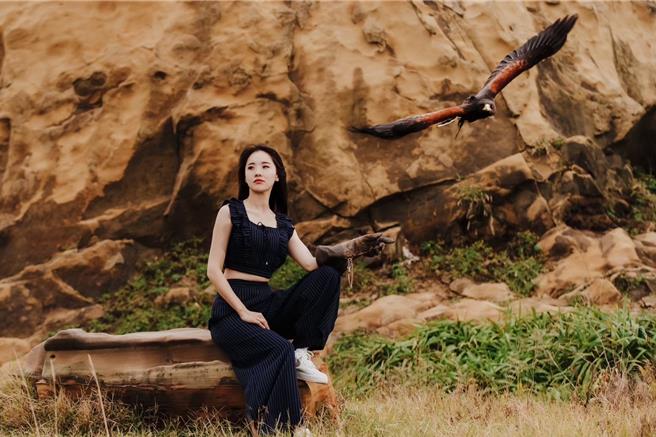 外形亮丽的基隆市议员许睿慈为行销基隆及挹注资源给独居长者及弱势妇幼，今年与猛禽们合照拍年历，被说是「美女与野兽」的组合。（许睿慈办公室提供／徐佑升基隆传真）