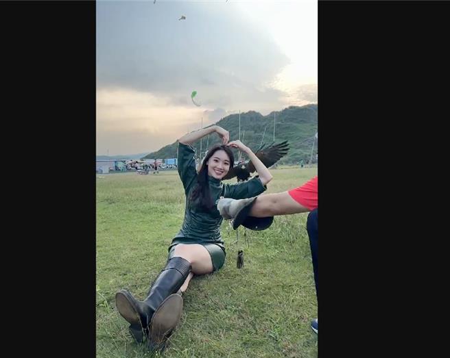 外形亮丽的基隆市议员许睿慈为行销基隆及挹注资源给独居长者及弱势妇幼，今年与猛禽们合照拍年历，被说是「美女与野兽」的组合。但老鹰们生性凶猛，在拍摄时需培养感情，并有专业的训练师指导，图为拍摄花絮。（翻摄画面／徐佑升基隆传真）