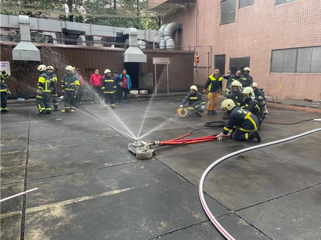 北市消防局举办电动车救灾训练交流活动，北北基桃共48名义消参与。（翻摄照片／林郁平台北传真）