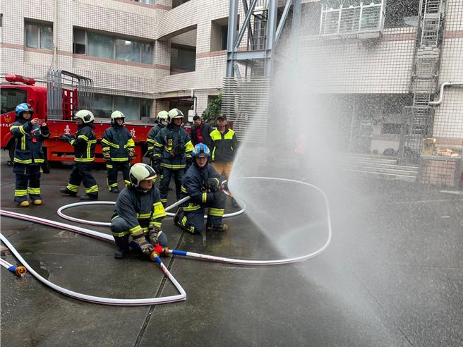 北市消防局举办电动车救灾训练交流活动，北北基桃共48名义消参与。（翻摄照片／林郁平台北传真）