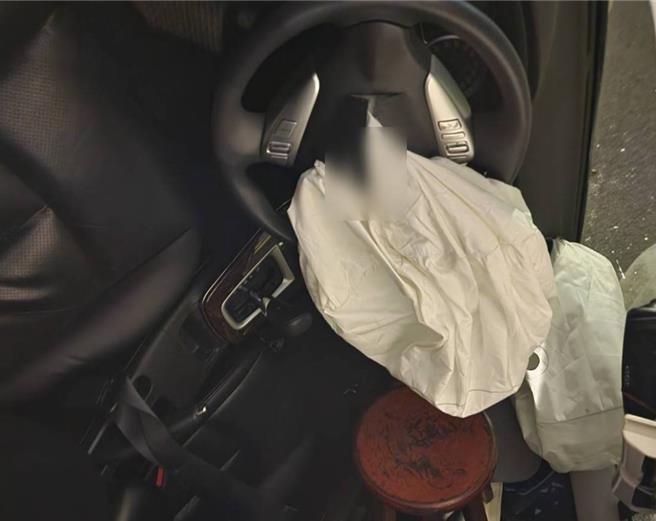 2024年1月27日新北市／駕駛男子與附近店家求救，並借取板凳及梯子自行爬出。（新北市消防局第五大隊提供／劉瑋晴新北傳真）