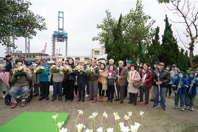 基隆市文化局27日举办「太平轮海难75周年纪念追思活动」，与太平轮海难遗族齐聚于「一九四九太平轮纪念公园」，追悼、凭吊受难者，藉由追思悼念的过程阐述思念，并祈愿永世太平。（基隆市文化局提供／徐佑升基隆传真）
