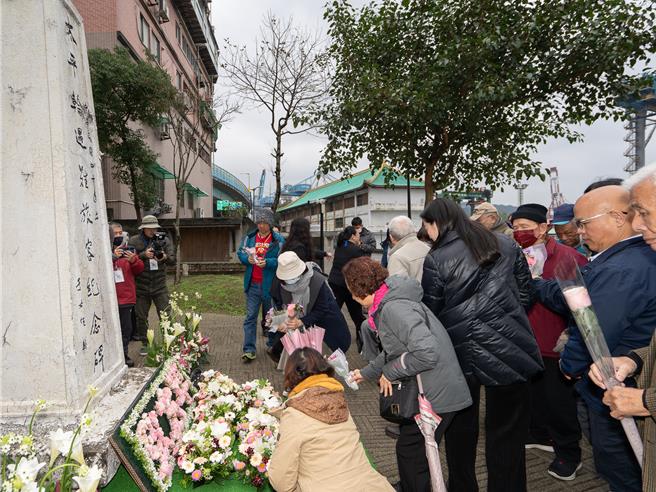 基隆市文化局27日举办「太平轮海难75周年纪念追思活动」，与太平轮海难遗族齐聚于「一九四九太平轮纪念公园」，追悼、凭吊受难者，藉由追思悼念的过程阐述思念，并祈愿永世太平。（基隆市文化局提供／徐佑升基隆传真）