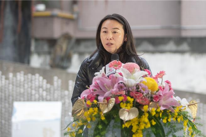 基隆市文化局长江亭玫表示，太平轮海难75周年追悼，铭记的不仅是家属的思念，也藉此现了当时代渴望奔向自由与和平的精神映像，让后代世人走近、知悉、关注大时代下的故事，共同面对歷史的记忆，迎向更美好太平的未来。（基隆市文化局提供／徐佑升基隆传真）