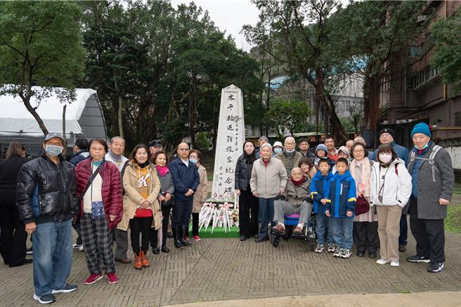 基隆市文化局27日举办「太平轮海难75周年纪念追思活动」，与太平轮海难遗族齐聚于「一九四九太平轮纪念公园」，追悼、凭吊受难者，藉由追思悼念的过程阐述思念，并祈愿永世太平。（基隆市文化局提供／徐佑升基隆传真）