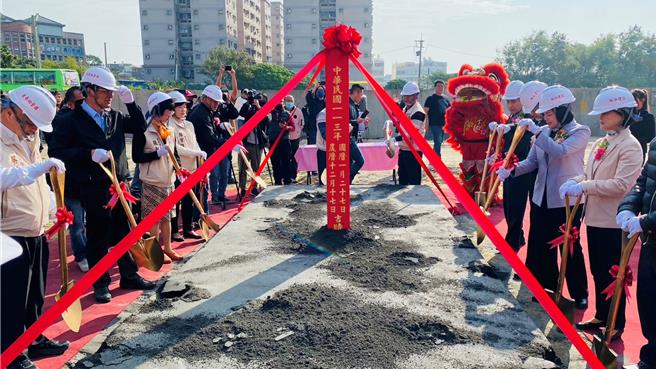 雲林縣北港鎮立幼兒園位於北港菜市場內，環境吵雜不利收托，北港鎮公所因此規畫新建幼兒園，27日舉行動土典禮，未來將提供優質友善的幼兒教育環境，預計明年完工，可招收362名幼童。（張朝欣攝）
