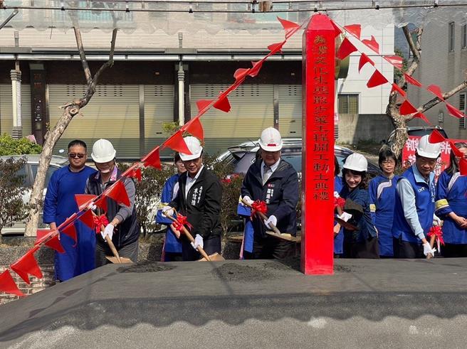 高雄市美浓文化生态散步策工程今天上午在美浓双峰公园举办开工动土典礼，在客家八音乐曲声中及穿着传统蓝衫的礼宾生引导下，副市长罗达生带领社区民眾及客家乡亲，逾百人一起上香祭拜祈求工程顺利。（高市府客委会提供／林雅惠传真）