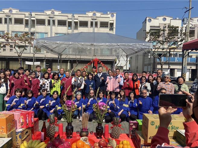 高雄市美浓文化生态散步策工程今天上午在美浓双峰公园举办开工动土典礼，在客家八音乐曲声中及穿着传统蓝衫的礼宾生引导下，副市长罗达生带领社区民眾及客家乡亲，逾百人一起上香祭拜祈求工程顺利。（高市府客委会提供／林雅惠传真）