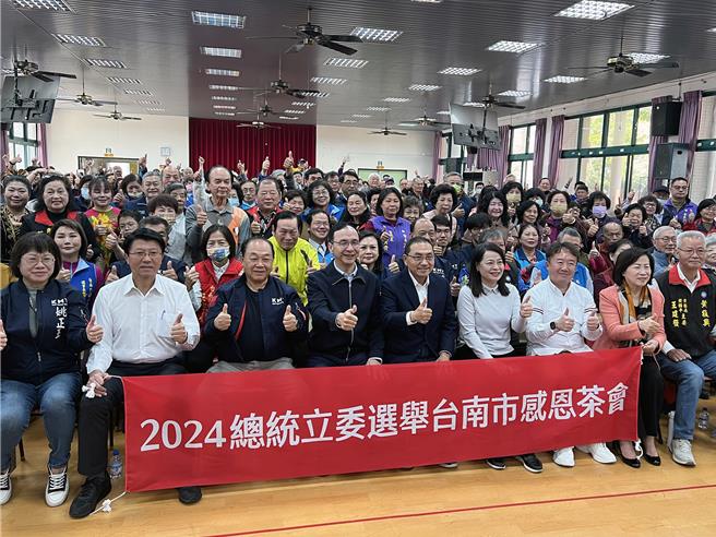 國民黨2024總統立委選舉台南市感恩茶會，今天上午在東區德光里活動中心舉行，除黨主席朱立倫、新北市長侯友宜聯袂出席外，多位黨公職、立委選將也到場。（洪榮志攝）