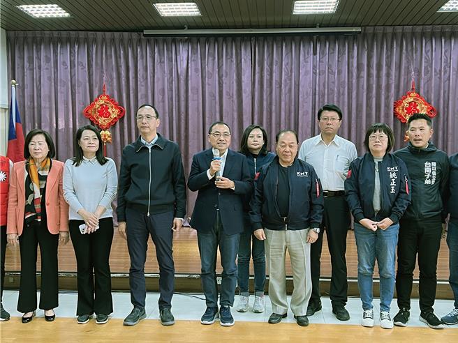 國民黨2024總統立委選舉台南市感恩茶會，今天上午在東區德光里活動中心舉行，除黨主席朱立倫、新北市長侯友宜聯袂出席外，多位黨公職、立委選將也到場。（洪榮志攝）