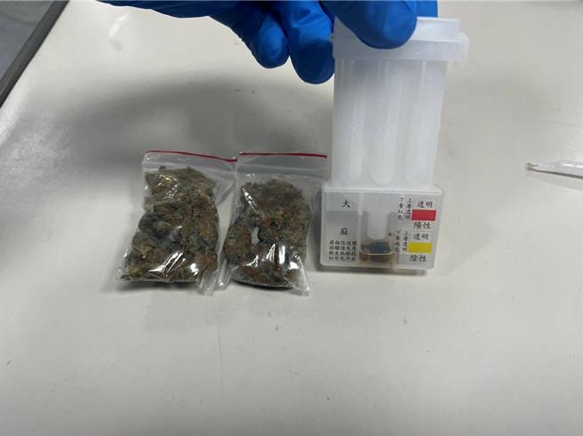 情侣当街大吵，掉出2包大麻遭警逮。（警方提供）