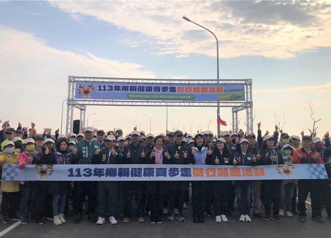 交通部公路局辦理「東西向快速公路台76線台19線以西延伸工程」，共分成4標來打通彰化西南角交通的任督二脈，26日第2標文津至西庄路段完工，一早上千鄉親齊聚，以路跑方式歡慶通車。（彰化縣政府提供／吳建輝彰化傳真）