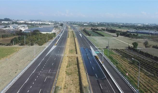 交通部公路局長陳文瑞表示，第2標文津至西庄路段完工，一口氣從台61線芳苑交流道延伸12公里，能直接連接縣道148。（彰化縣政府提供／吳建輝彰化傳真）