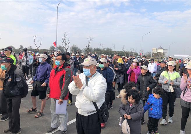 交通部公路局辦理「東西向快速公路台76線台19線以西延伸工程」，27日上午在縣道143與台76路口辦理通車典禮暨健行路跑活動。（彰化縣政府提供／吳建輝彰化傳真）