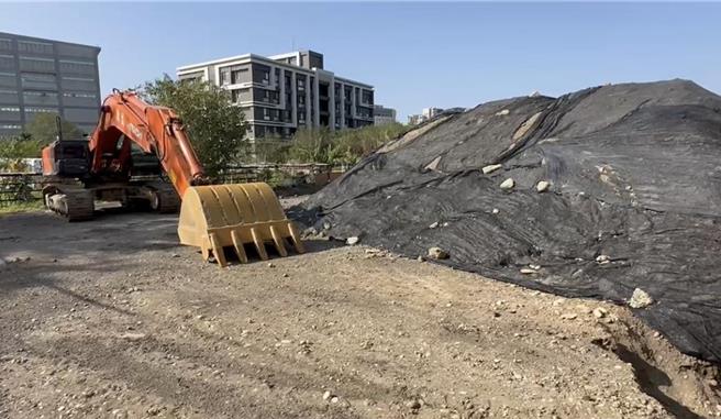 民眾党主席柯文哲选前被爆名下持分新竹隆恩段农业用地违规做停车场使用，新竹市府要求限期改善，自去年12月开挖后已过1个多月，进度仍停摆。（本报资料照）