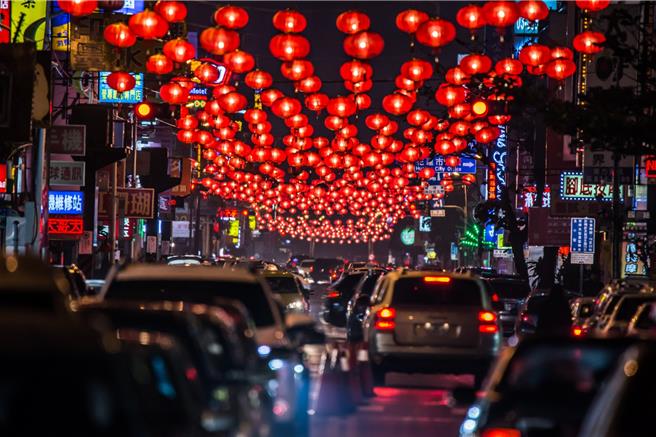 花莲年节城市街景，高挂万盏大红灯笼，如空中红毯迎宾。 （花莲县府提供／王志伟花莲传真）