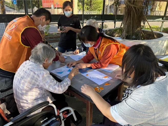 為提供居住在機構裡卻無家屬探視的長輩們陪伴服務，新竹縣政府辦理倡導關懷人培訓課程，今年預計招募50人參與倡導關懷人培訓。（新竹縣府提供／邱立雅竹縣傳真）