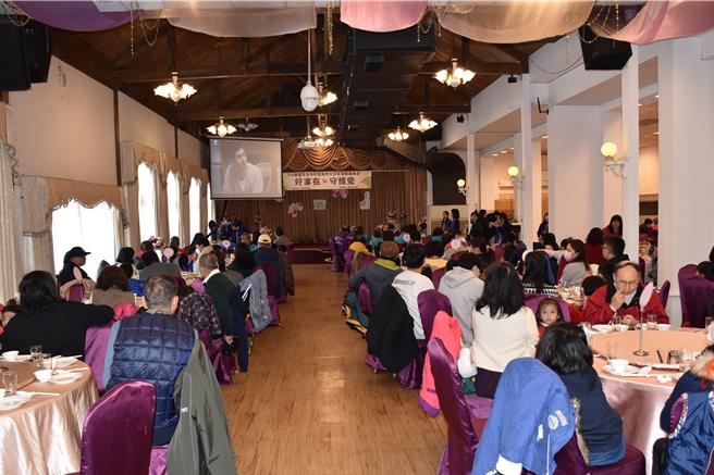 苗栗县目前有47个寄养家庭，27日齐聚一堂，由苗栗县长锺东锦颁发认证书。（谢明俊摄）