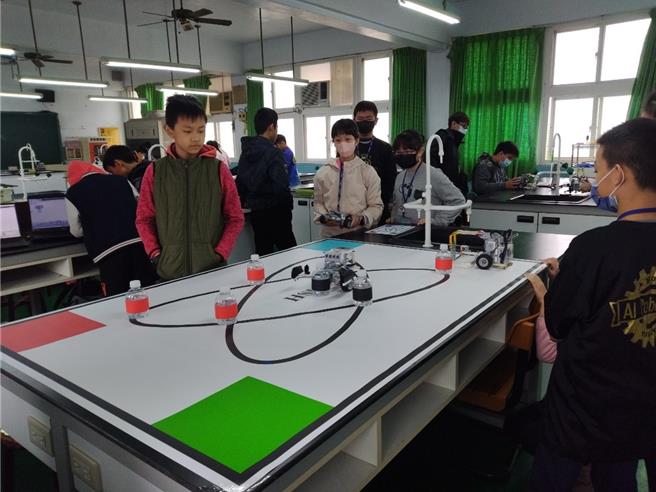 第11届全国智慧型机器人创意闯关比赛，27日在竹南镇君毅中学登场。（君毅中学提供／谢明俊苗栗传真）