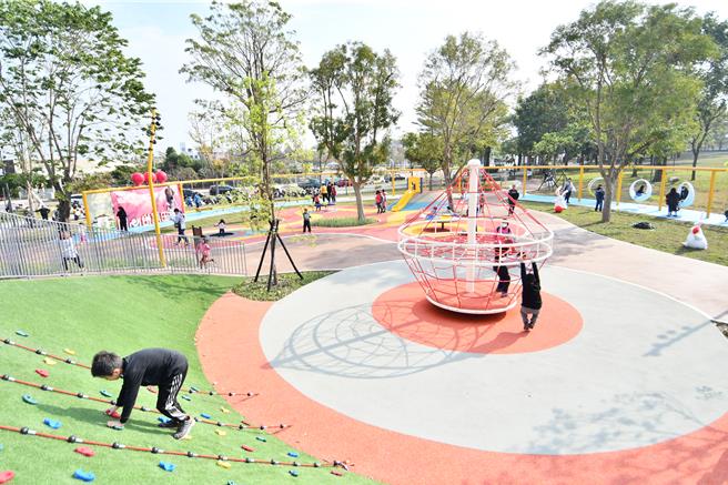 此次怡心园的优化加值，包括设置兼具活泼性及记忆点的怡心园入口意象，也建置了大、小朋友都喜欢的磨石子溜滑梯、综合球体攀爬架、弹跳床、戏沙场等设施。（彰化县政府提供／吴建辉彰化传真）